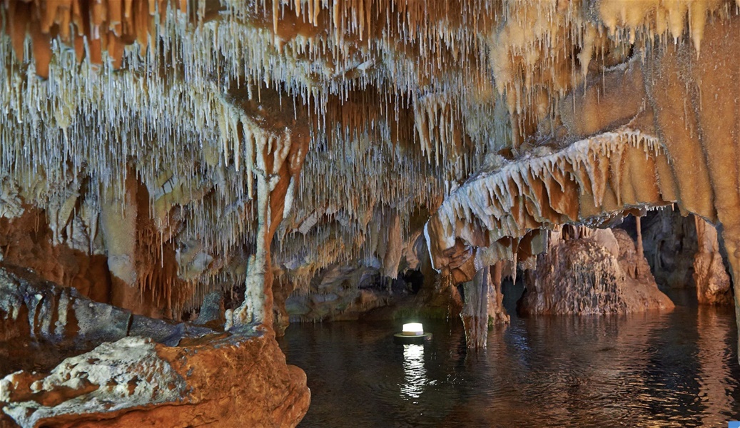 Διρός: Το σπήλαιο της Μάνης με τους θεαματικούς σταλακτίτες, που το διασχίζεις με βάρκα