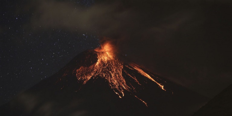 Ισημερινός: Τρομακτική έκρηξη ηφαιστείου -Ολόκληρες πόλεις καλύφθηκαν από στάχτη 