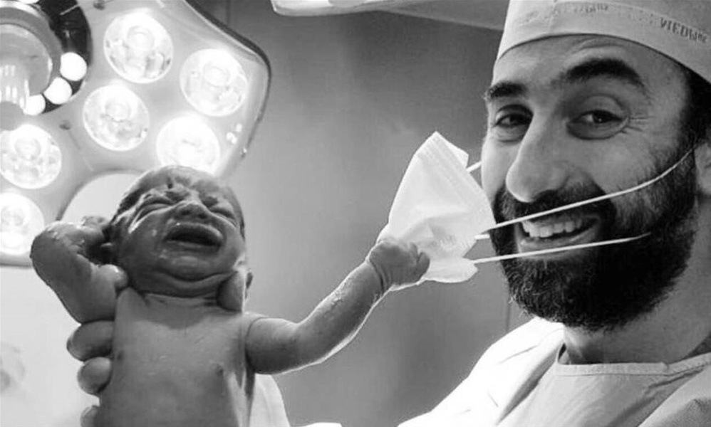 Το 2020 σε μία φωτογραφία: Νεογέννητο βγάζει τη μάσκα του γιατρού και γίνεται viral