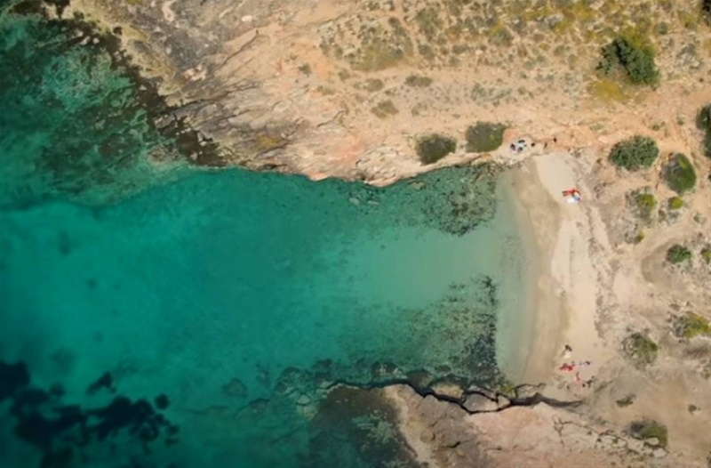 Μικρή Χαμολιά: Μια από τις ομορφότερες κρυφές παραλίες στην Αττική