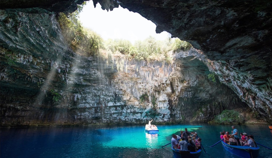 Εκκεντρίτες, σταλακτίτες και σταλαγμίτες: Tα πιο εντυπωσιακά σπήλαια στην Ελλάδα